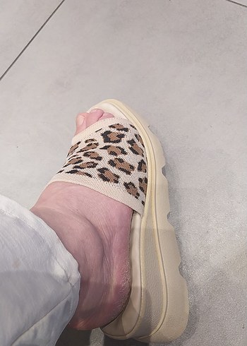 Leopar Desenli Bej Dolgu Topuklu Kadın Terlik