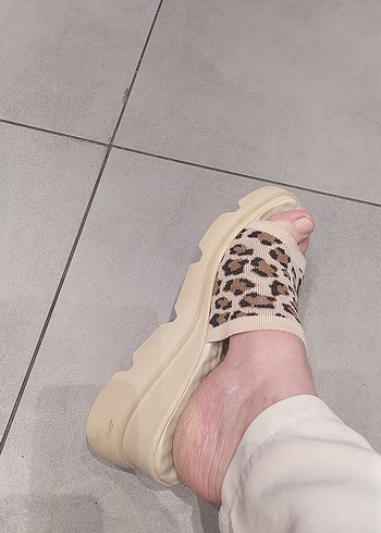 39 Beden Leopar Desenli Bej Dolgu Topuklu Kadın Terlik