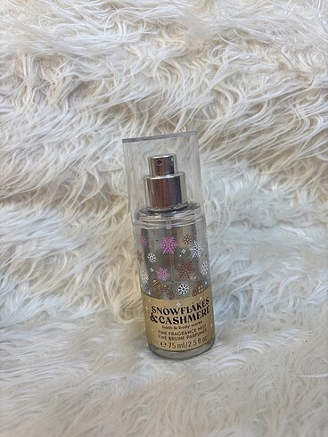 Bath & Body Works Bath And Body Works Snowflake & Cashmere Vücut spreyi