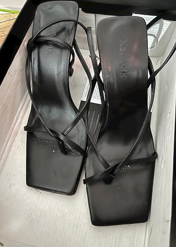 Siyah Bantlı Stiletto Topuklu Kadın Sandalet