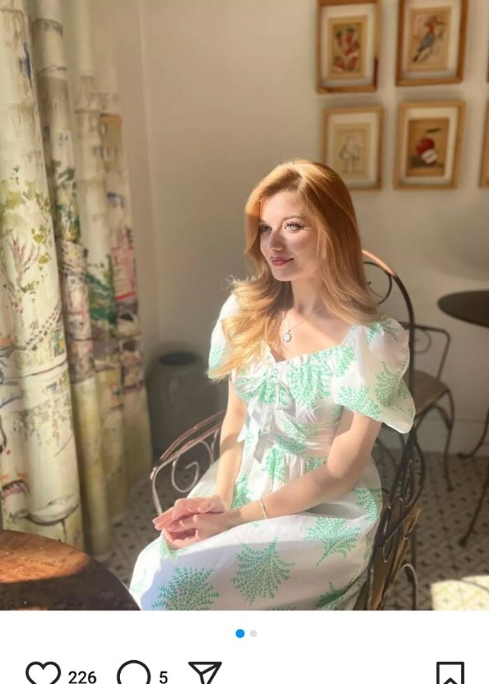 yeşil detaylı beyaz elbise - Görsel 2