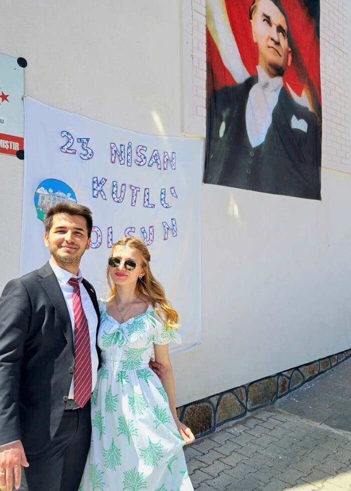 yeşil detaylı beyaz elbise - Görsel 3