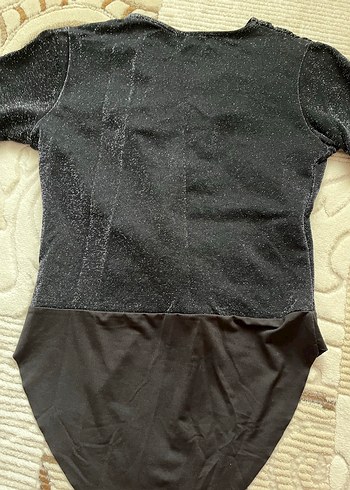 Siyah V Yakalı Drapeli Kısa Kollu simli Bluz - Görsel 4