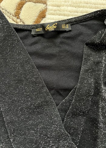 Siyah V Yakalı Drapeli Kısa Kollu simli Bluz - Görsel 2