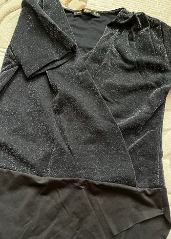 Siyah V Yakalı Drapeli Kısa Kollu simli Bluz - Görsel 3