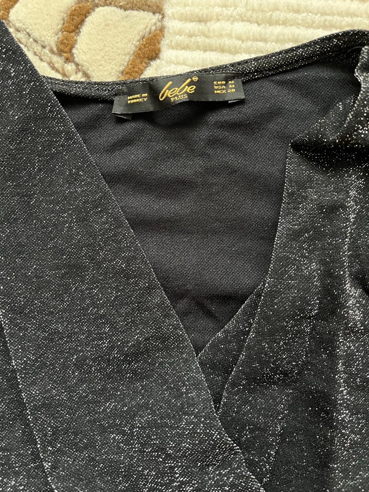 Siyah V Yakalı Drapeli Kısa Kollu simli Bluz - Görsel 2