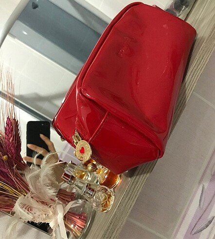 Stradivarius kırmızı rugan makyaj çantası