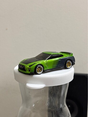  2 hotwheels araba