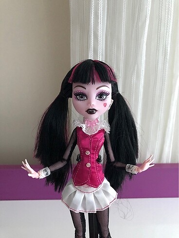 Beden Monster High Draculaura Basic