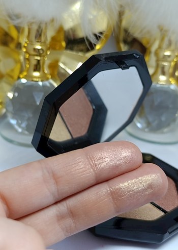 Beden Renk Huda beauty Aydınlatıcı