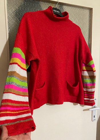 Renkli Kollu Kırmızı Boğazlı Kazak - Görsel 4