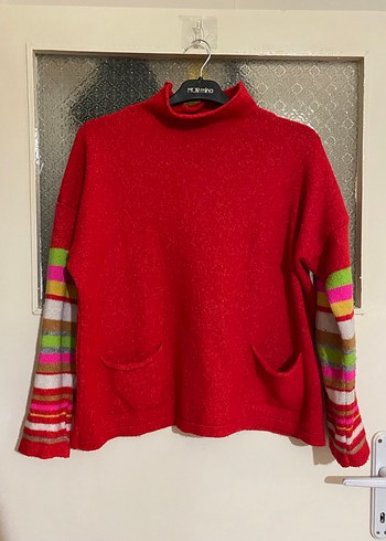 Renkli Kollu Kırmızı Boğazlı Kazak - Görsel 2