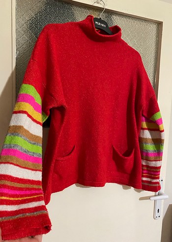 Renkli Kollu Kırmızı Boğazlı Kazak - Görsel 5