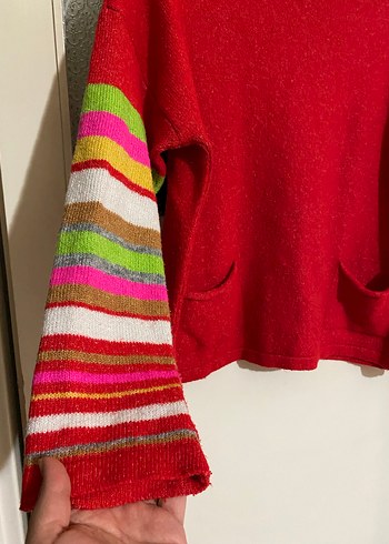 Renkli Kollu Kırmızı Boğazlı Kazak - Görsel 3