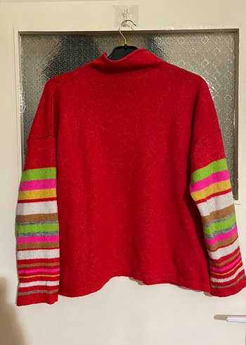 Renkli Kollu Kırmızı Boğazlı Kazak - Görsel 6