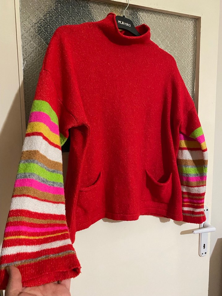 Renkli Kollu Kırmızı Boğazlı Kazak - Görsel 4