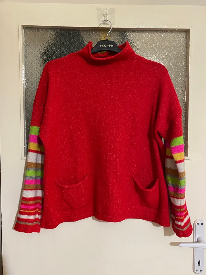 Renkli Kollu Kırmızı Boğazlı Kazak - Görsel 2