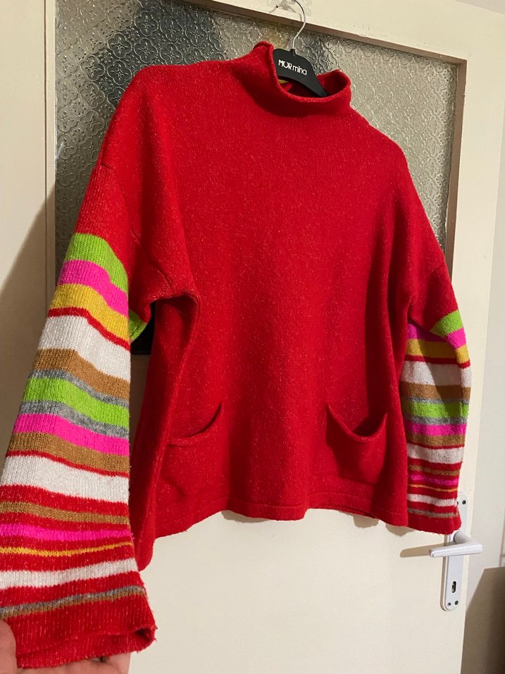 Renkli Kollu Kırmızı Boğazlı Kazak - Görsel 5