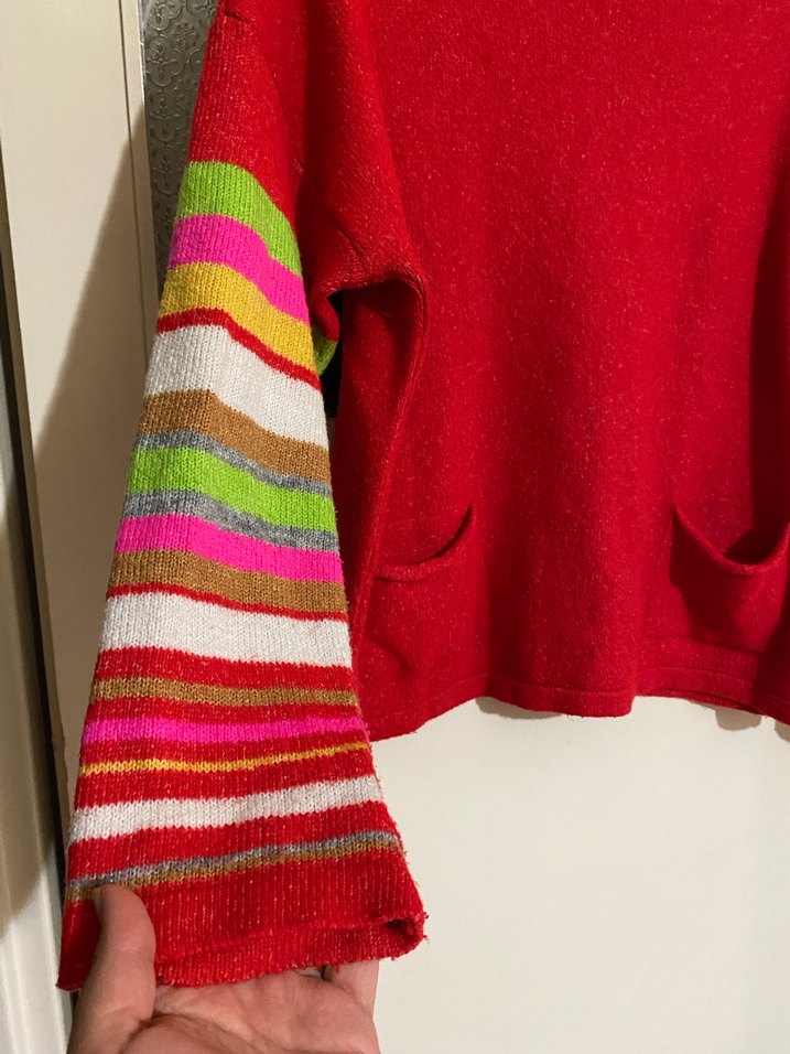 Renkli Kollu Kırmızı Boğazlı Kazak - Görsel 3