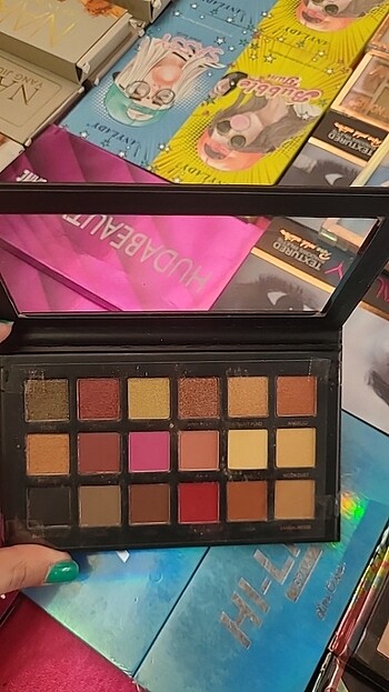 Beden Huda beauty far paleti