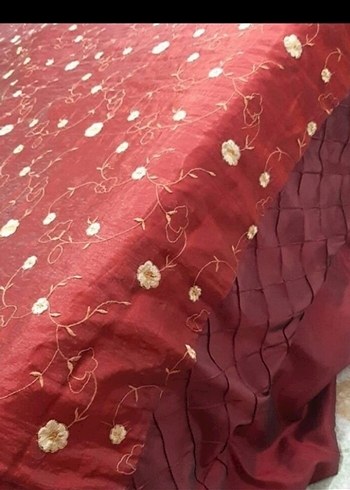 Bordo İşlemeli Parlak Yatak Örtüsü - Görsel 2