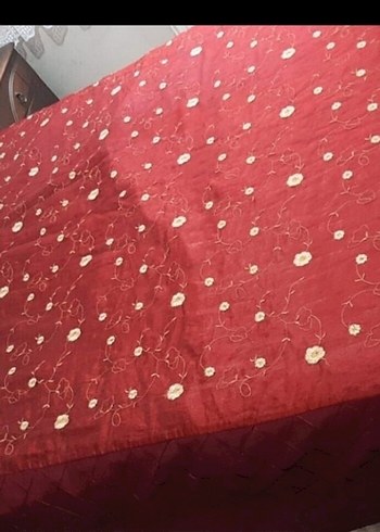 Bordo İşlemeli Parlak Yatak Örtüsü - Görsel 3