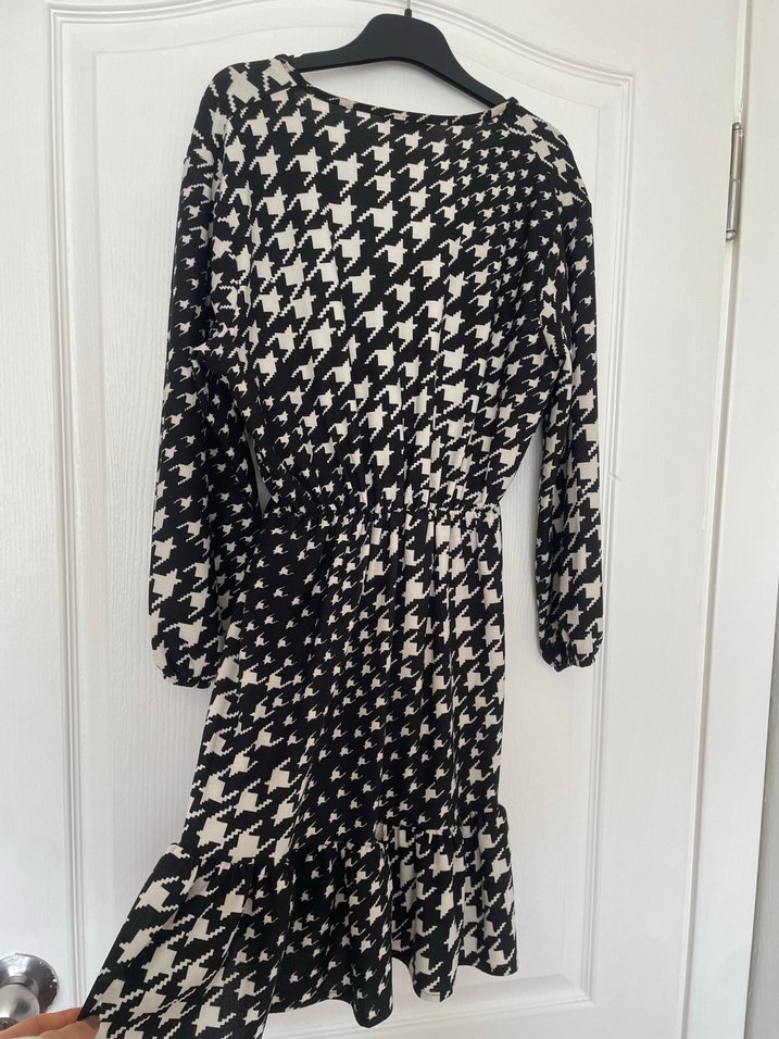 V Yaka Desenli Midi Elbise - Görsel 3