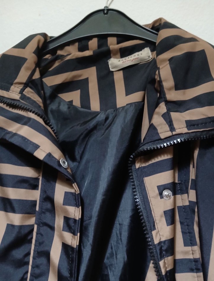 Kahverengi Desenli yağmurluk - Görsel 3