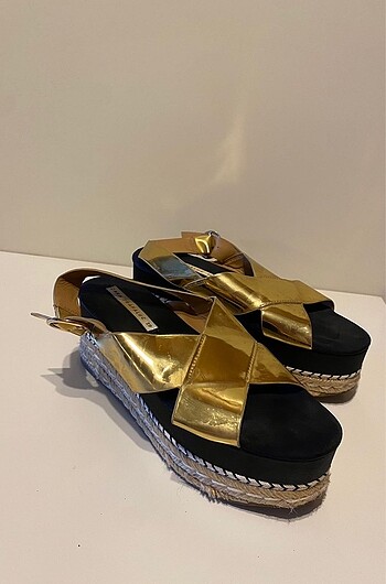 Zara hasır tabanlı sandalet