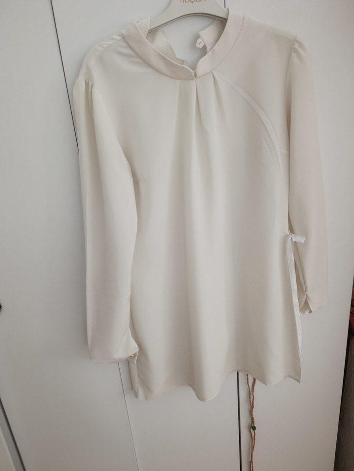 Beyaz Keten Yüksek Yakalı Uzun Kollu Bluz - Görsel 2