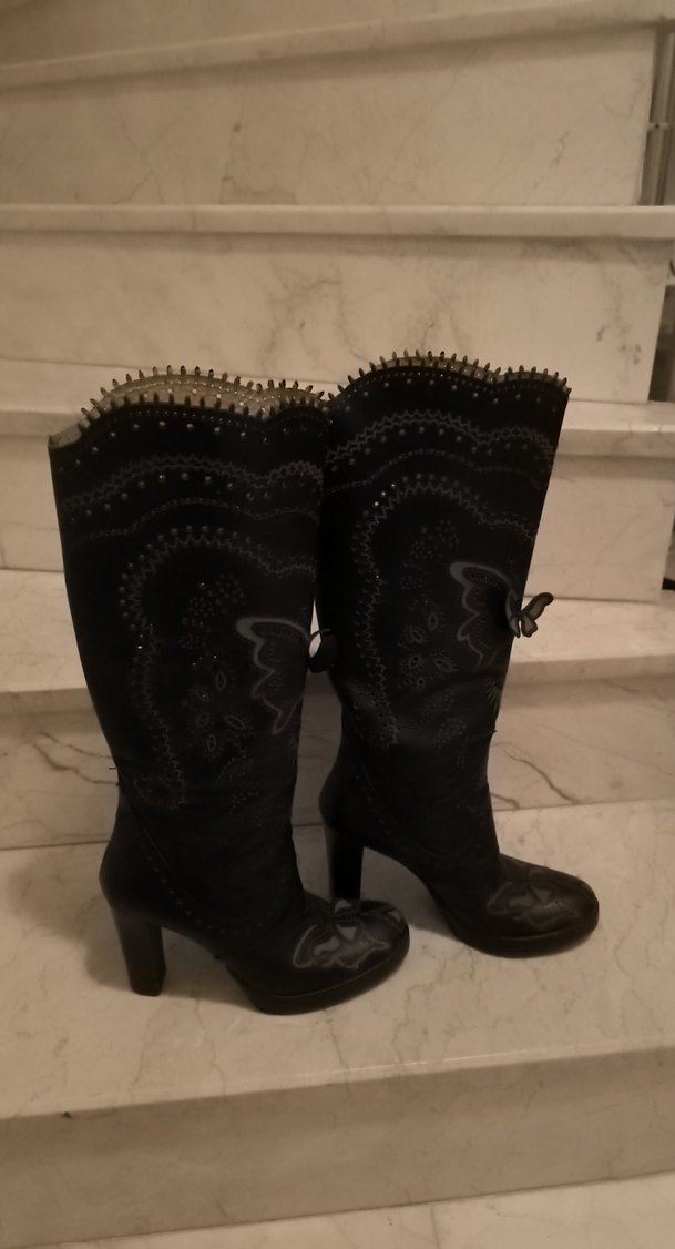 Siyah İşlemeli Bağcıklı Deri Dizüstü Botlar - Görsel 4