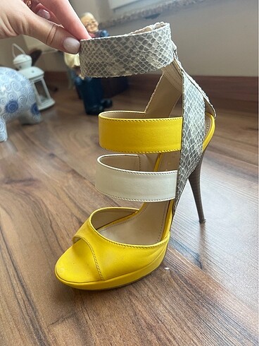 Charles & Keith Sarı ince topuklu ayakkabı