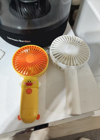 Sarı ve Beyaz Taşınabilir Mini Vantilatörler