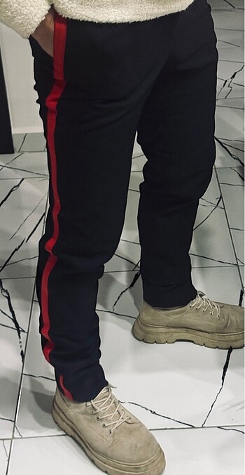 Diğer KIRMIZI ŞERİTLİ PİLELİ SİYAH KUMAŞ PANTALON
