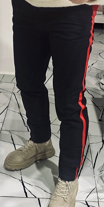 KIRMIZI ŞERİTLİ PİLELİ SİYAH KUMAŞ PANTALON
