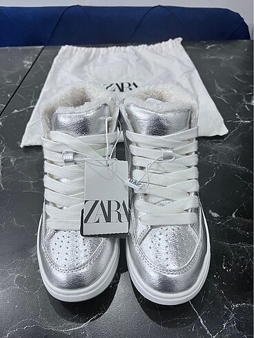 Zara parlak içi yünlü fermuarlı kız çocuk bot