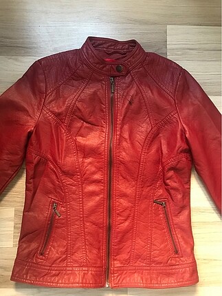 Kırmızı deri ceket