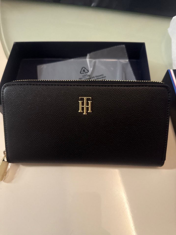 Tommy Hilfiger Siyah Deri Fermuarlı Kadın Cüzdanı - Görsel 2