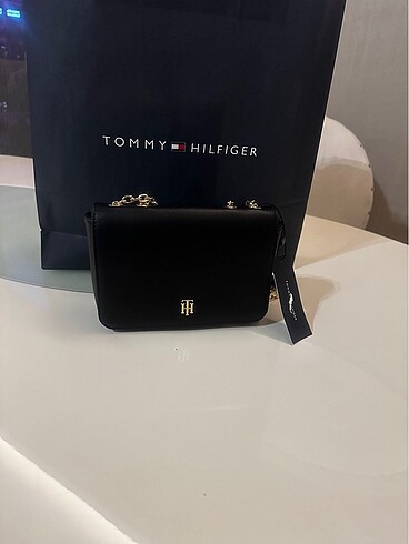 Tommy Hilfiger orijinal askılı çanta
