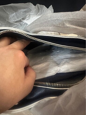 Beden Tommy Hilfiger kol çantası