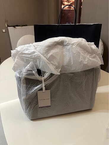 Beden lacivert Renk Tommy Hilfiger kol çantası