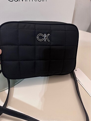  Beden siyah Renk Calvin Klein orijinal askılı çanta