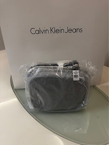  Beden siyah Renk Calvin Klein orijinal askılı çanta