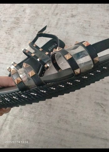 Diğer Siyah Kemerli Dolgu Topuklu Kadın Sandalet