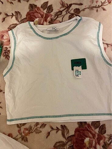 Beyaz crop top