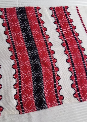 Kırmızı el işi masa örtüsü - Görsel 3