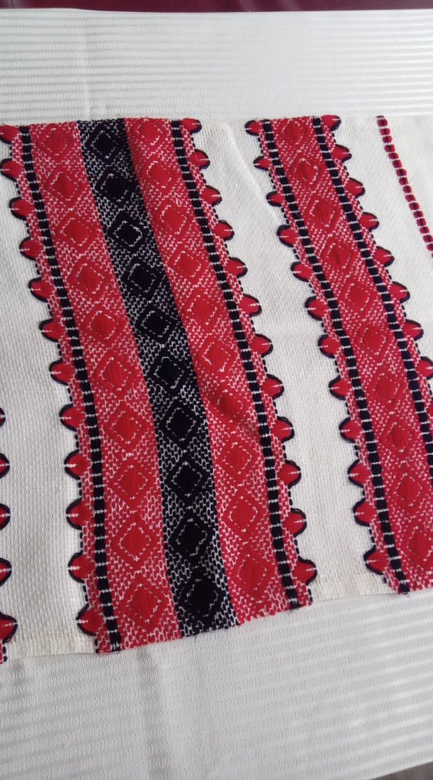 Kırmızı el işi masa örtüsü - Görsel 3