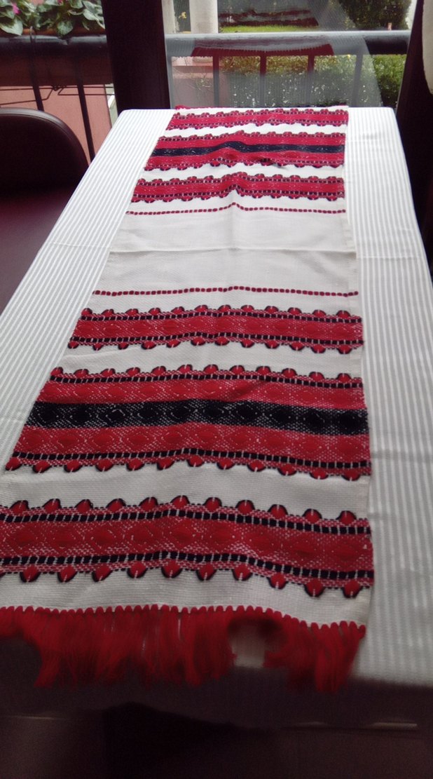 Kırmızı el işi masa örtüsü - Görsel 2