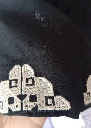 Düğmeli Nakışlı Siyah Kısa Kollu Gömlek - Görsel 3