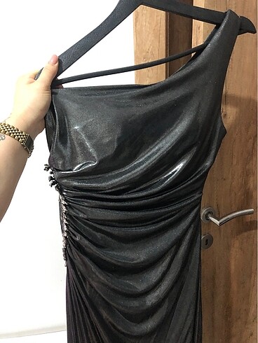 Tek kol balık model gümüş rengi abiye